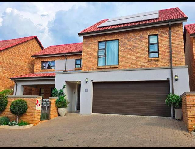 3 BEDROOM TOWNHOUSE FOR SALE IN HONEYDEW RIDGE